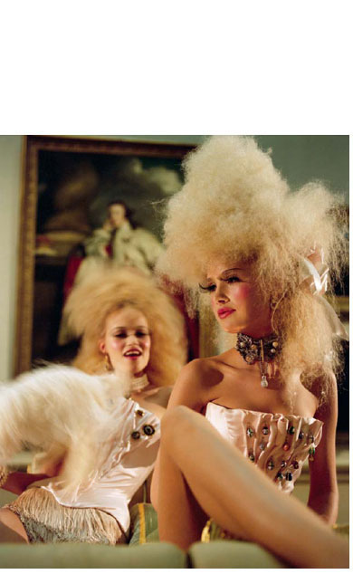 F&R Fairfax & Roberts Jewellers wanted to celebrate the launch the first publication of their magazine Lumiere. As part of the event guests looped through the Art Gallery of NSW’s vast salons of 18th and 19th century art. Strategically positioned were female performers of every type,  actresses, strippers, showgirls, models, contemporary dancers, ballerinas and life models. Each group set in scenarios that complemented or dramatically contrasted with the art works that surrounded them.